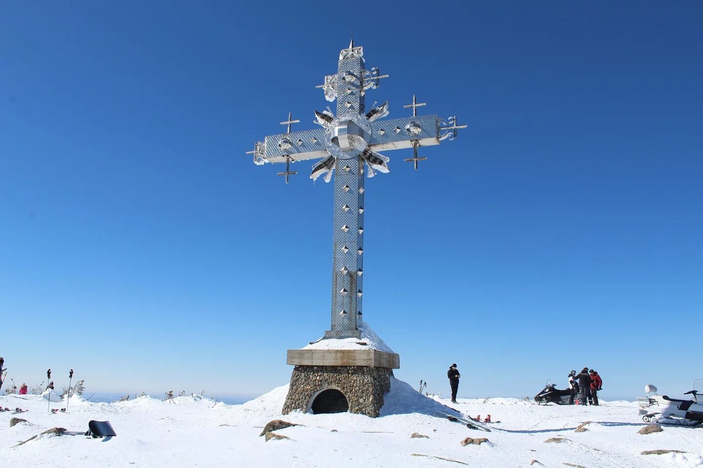 Крест на шерегеше поклонной горе. Крест на горе курган в шерегеше. Шерегеш крест на горе. Поклонный крест шерегеш. Поклонный крест шерегеш.