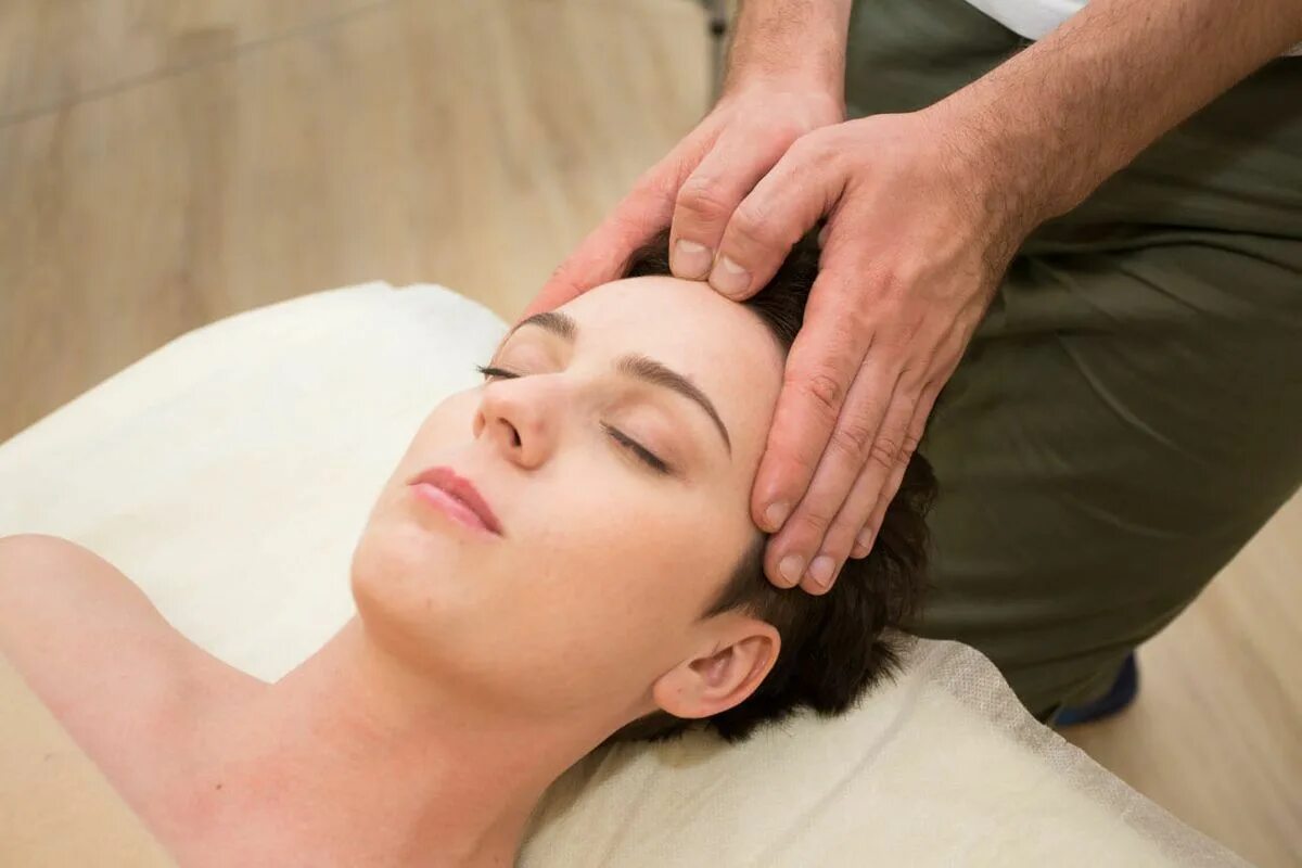 Массаж тела. Массаж шеи и головы. Массаж картинки. Испанский массаж тела. Лечебный массаж.