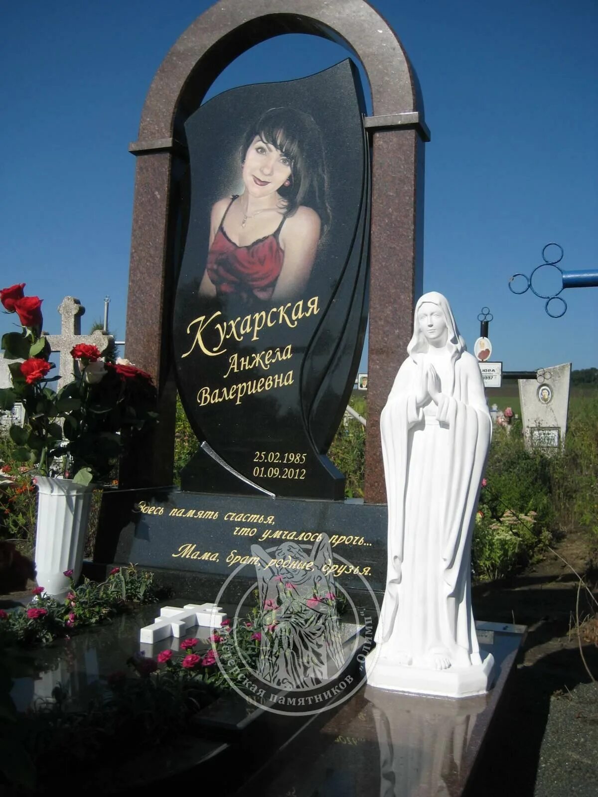 Красивые памятники на могилу. Могильные памятники. Богородица на памятник. Элитные памятники для женщин. Умиление пресвятой богородицы гравировка.