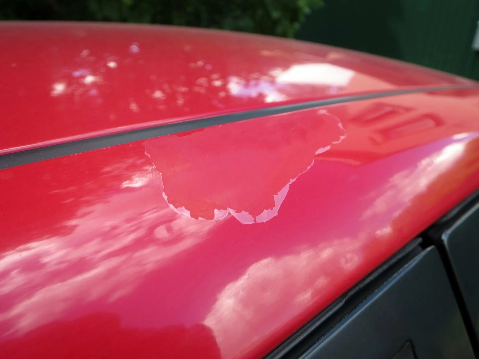 Облез лак на авто. Выцветает лак на авто. Nissan qashqai j10 стойкость лакокрасочного покрытия. Отслоение лака на авто. Пятна на лаке автомобиля.