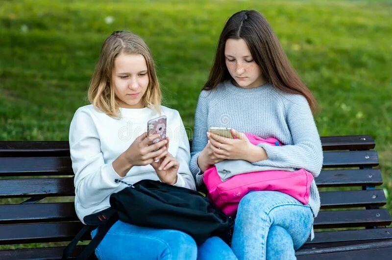 They were sitting. They are sitting. They are girls. 2 Девочки сидят как их зовут 1 и 2.