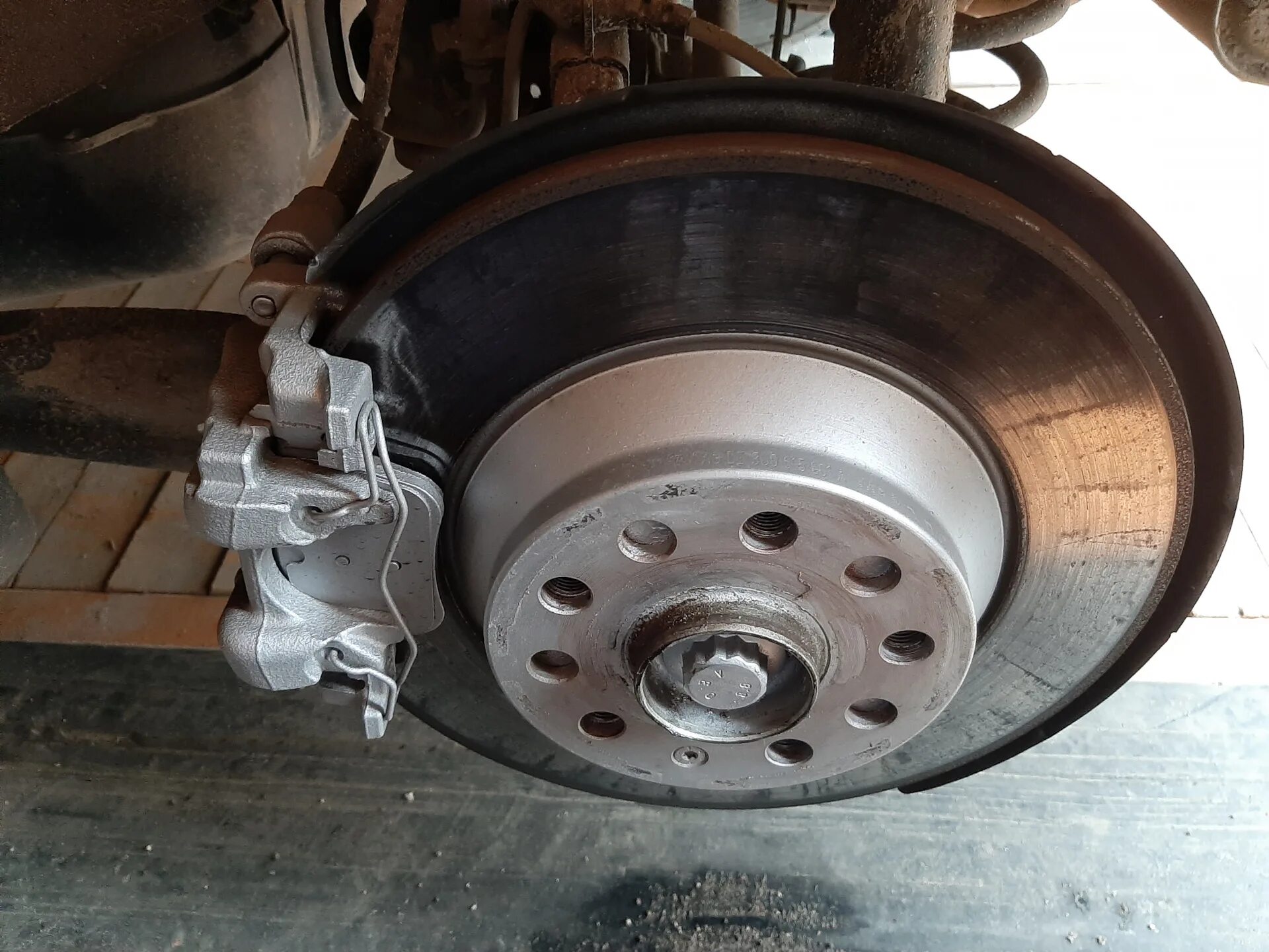 Подходят ли тормозные диски. Тормозные диски Volkswagen Tiguan 2. Тормозные диски Фольксваген Тигуан 2018. Задние тормозные диски Тигуан 2. Тормозная пластина задних колодок VW Tiguan.