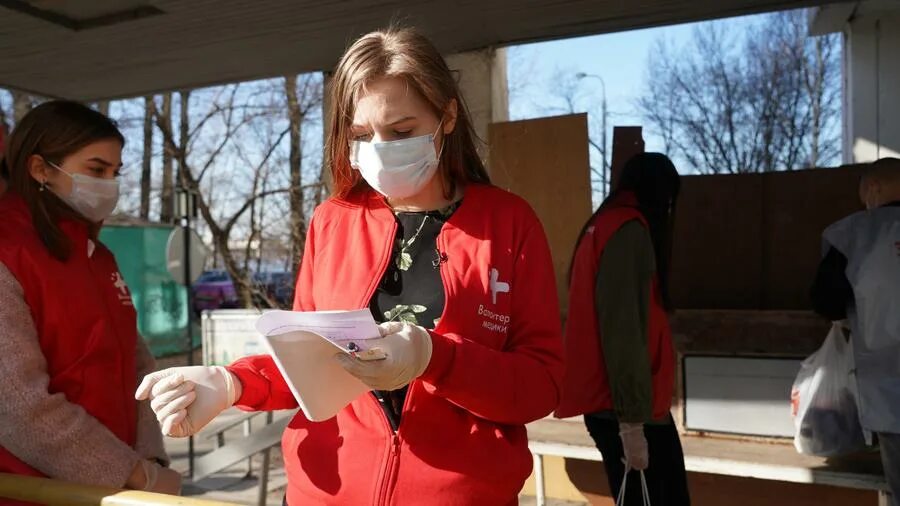 Волонтерство помощь людям. Коронавирус помощь пожилым. Оказание помощи пожилым людям. Волонтеры в пандемию. Волонтеры дети с пожилыми.