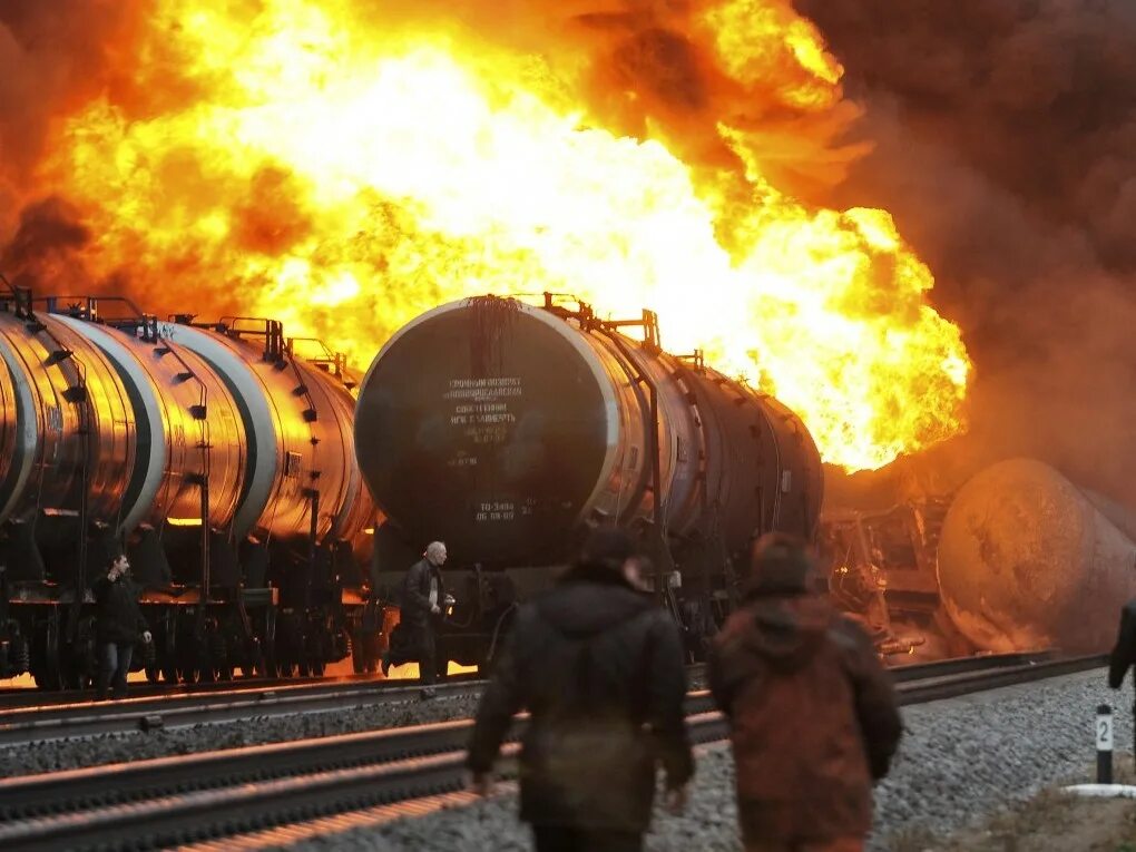 Пожары взрывы на транспорте. Горящие железнодорожные цистерны. Горящая цистерна с нефтью. Пожары на Железнодорожном транспорте.