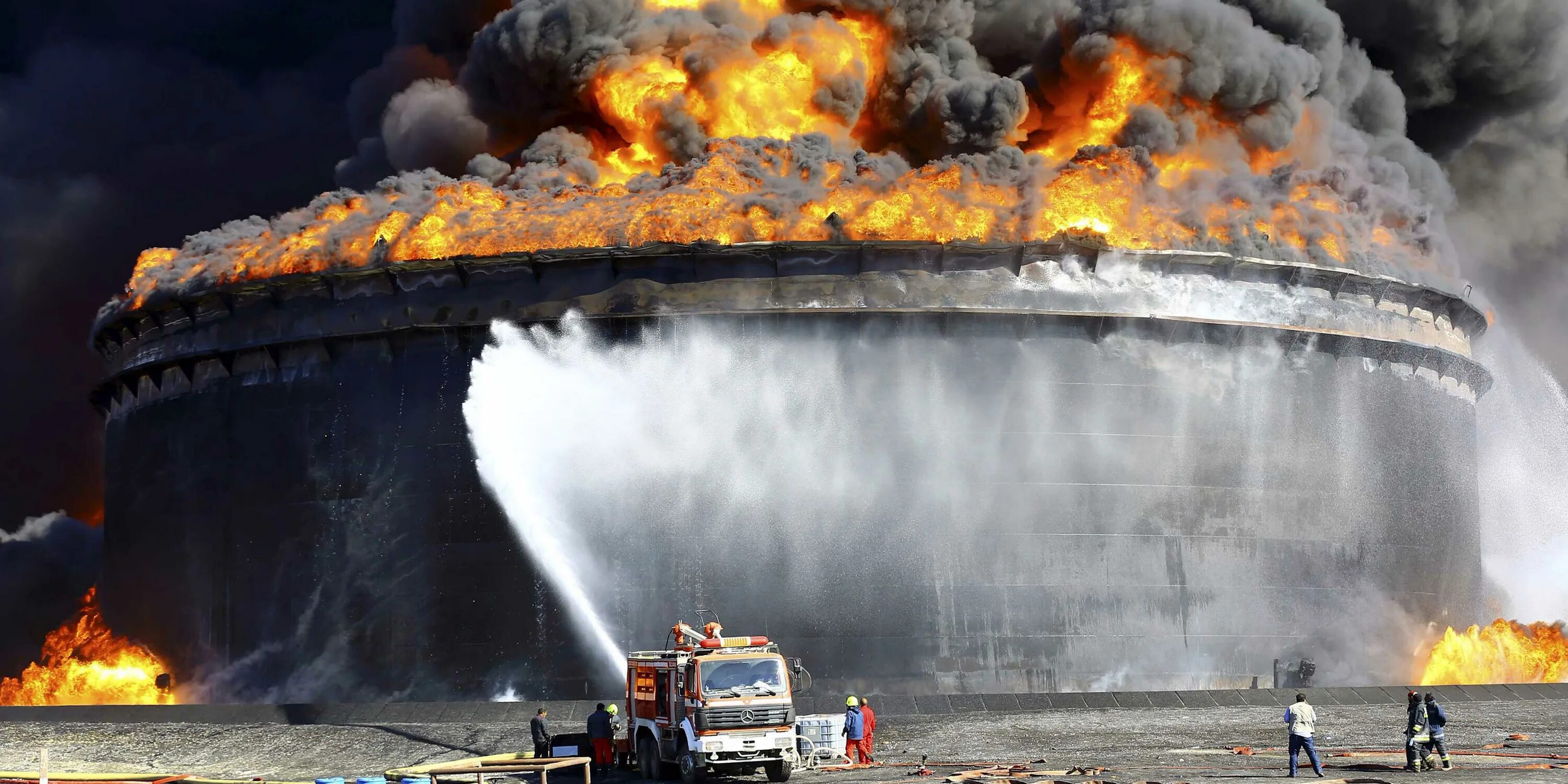 техногенные опасности картинки. тушение пожара металлов. пожары на производственных объектах. тушение нефтяного пожара. тушение пожара металлов.