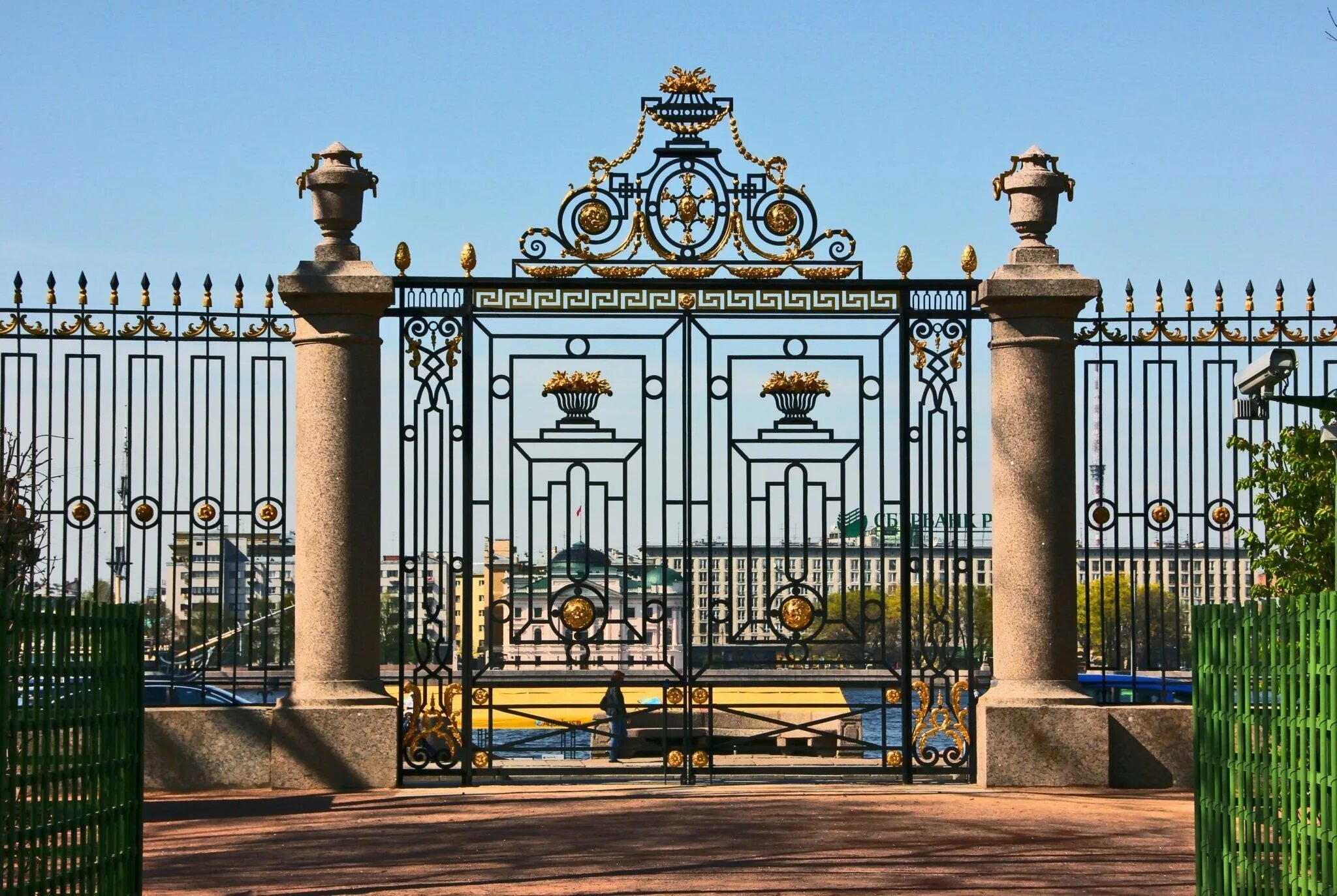 Ворота автор. Саратов достопримечательности 2022. Ворота особняка. Ворота автор. Кованые ворота гостиницы метрополь.