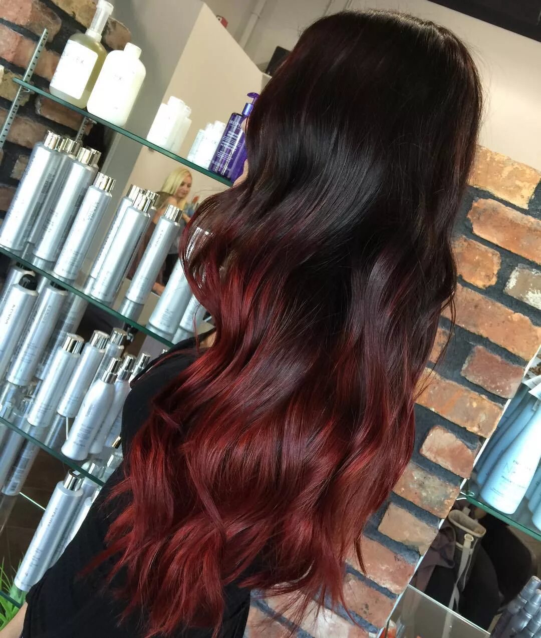 Черно красные волосы длинные. Окрашивание на темные волосы длинные. Красное омбре на темные волосы. Окрашивание волос на длинные волосы. Окрашивание волос в красные оттенки.