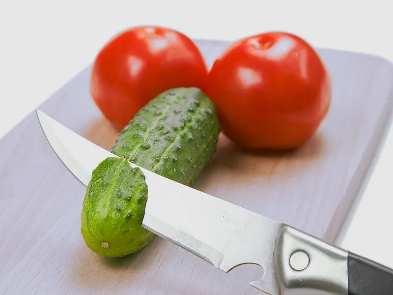 Огурцы и помидоры на тарелке. Два помидора и огурец. Огурцы и помидоры в форме члена. Огурчики помидорчики. Огурцы и помидоры.