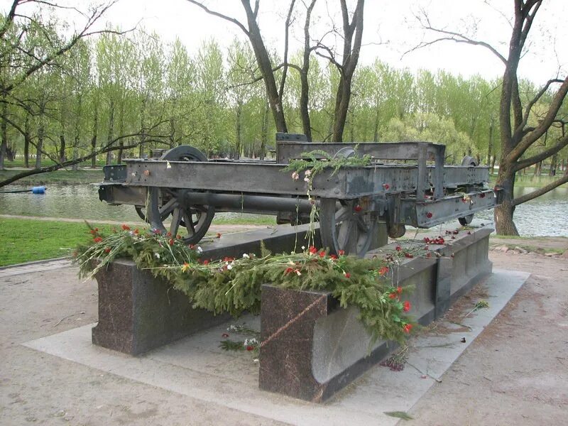 Кирпичный завод в парке победы в блокаду. Кирпичный завод парк победы крематорий. Парк победы блокада. Парк победы блокада. Парк победы блокада.
