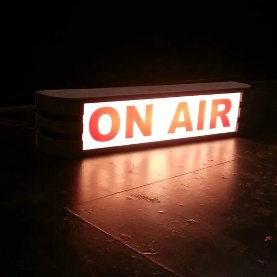 So on air. Вывеска on air. on air. светильник on air. лампочка on air.