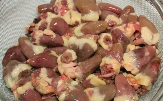 Сколько времени жарить сердечки куриные на сковороде. Куриные сердечки с луком. жареные куриные сердечки. жареные куриные сердечки на сковороде. куриные сердечки на сковороде.