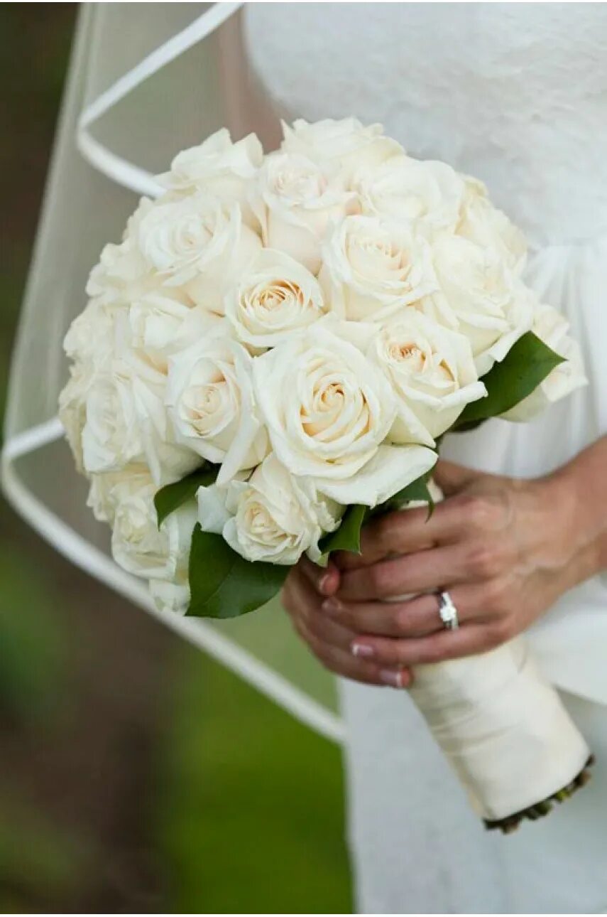 Букет на свадьбу белый. Букет невесты Монобукет. Монобукет невесты из роз.
