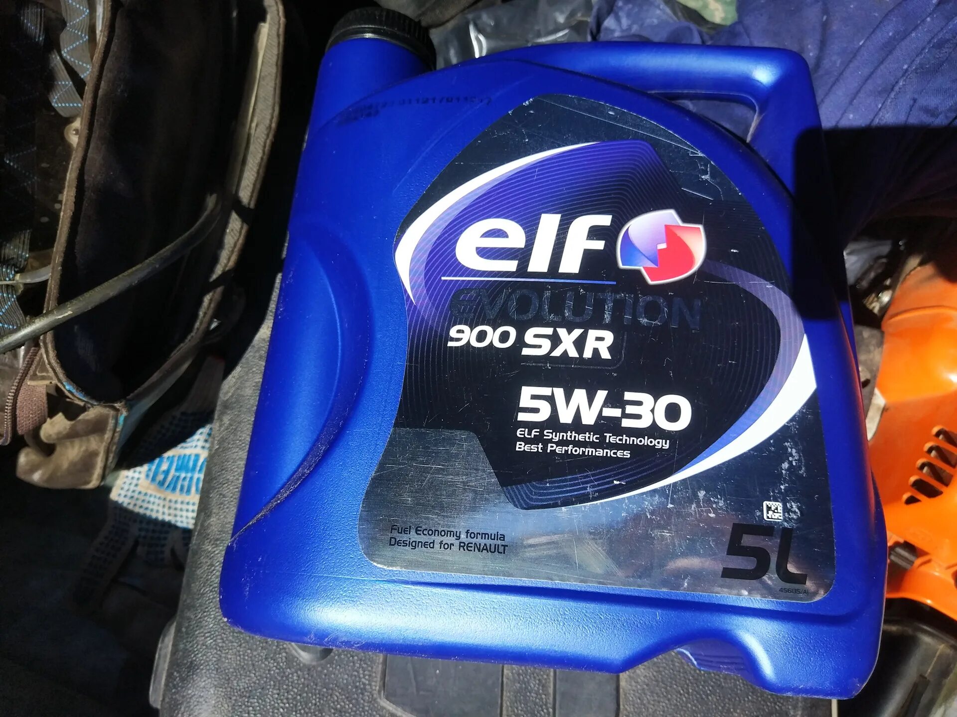 Масло эльф 5w40 оригинал. Канистра масло elf 5w30. масло эльф 5w30 в канистре с новой крышкой.