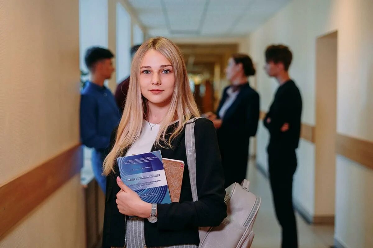 Красивые студентки в вузе. Жена студентка видео. Идеальная работа. Красивые подруги. Гламурные студентки.