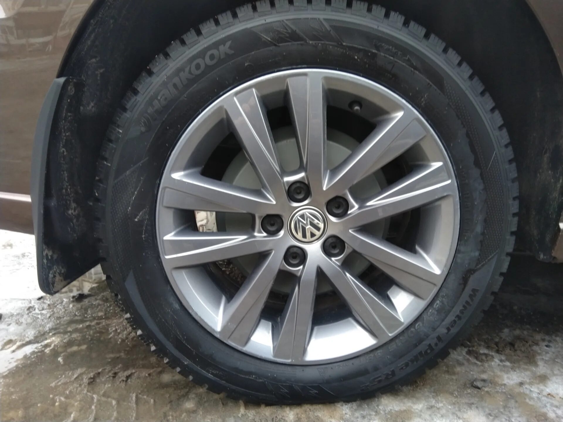 Зимняя резина Volkswagen Polo. Штатная резина поло седан. Размер дисков и шин Фольксваген поло седан 2019 год. Какая резина стоит на Фольксваген поло. Размер резины поло седан