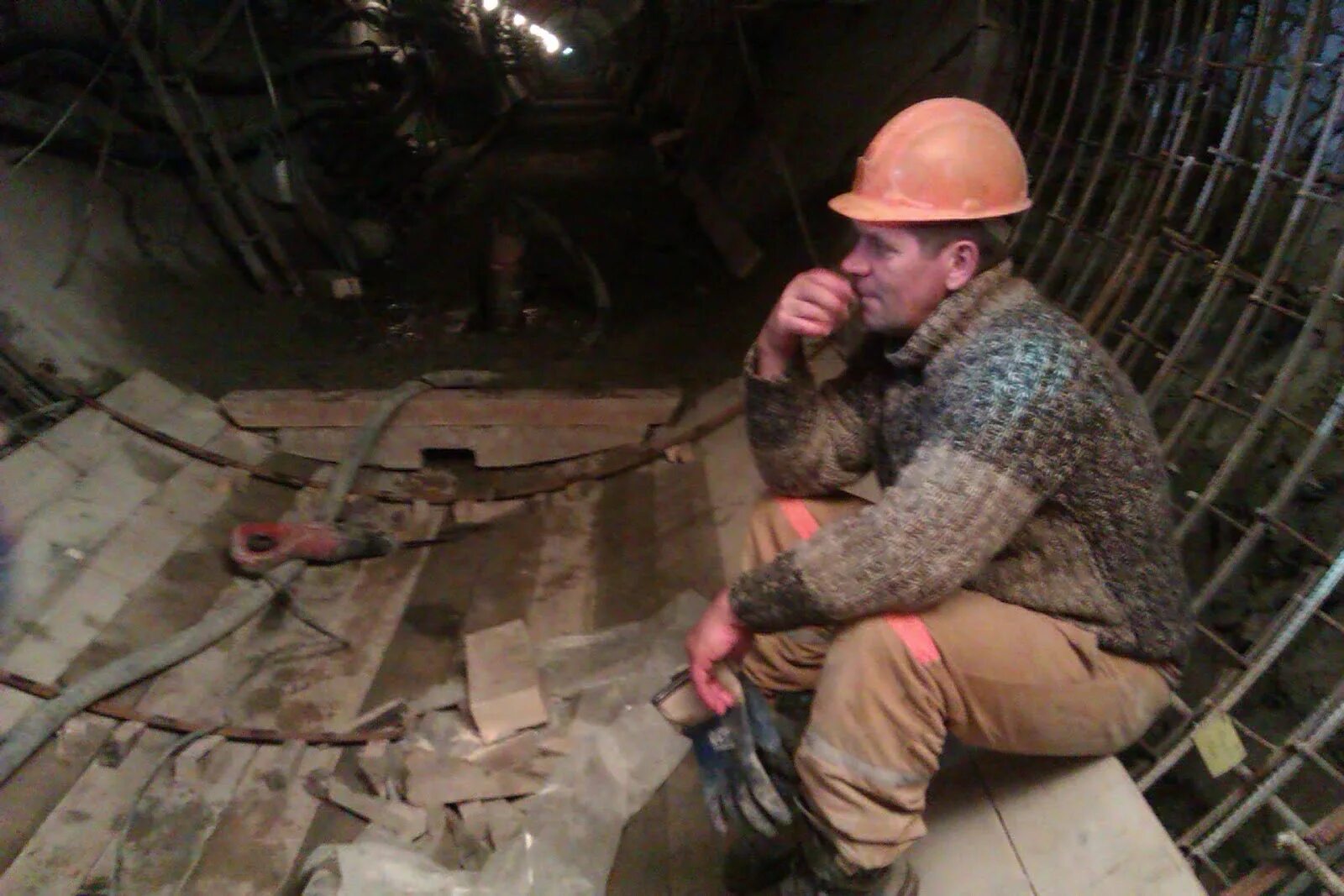 проходчик 5 разряда. шахтер профессия. маркшейдер в шахте. проходчик угольная шахта. шахтер проходчик.