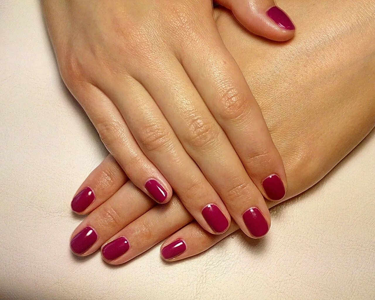 Шеллак сам. Shellac 2025. маникюр шеллак. однотонный маникюр на короткие ногти. однотонный маникюр на короткие.