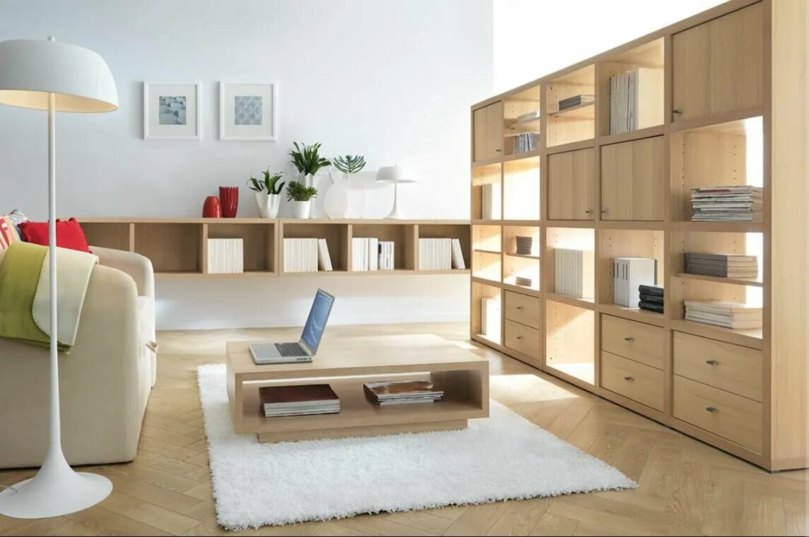 Рум сайт мебели. Гостиная с деревянной мебелью. Дизайнерская мебель в интерьере. Современная мебель для комнаты. Гостиная с системой хранения.