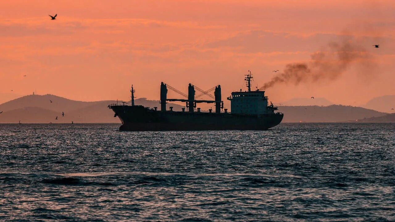 Судно занимавшееся захватом судов. Танкер в красном море. хуситы захватили судно. где хуситы атаковали танкеры индии.