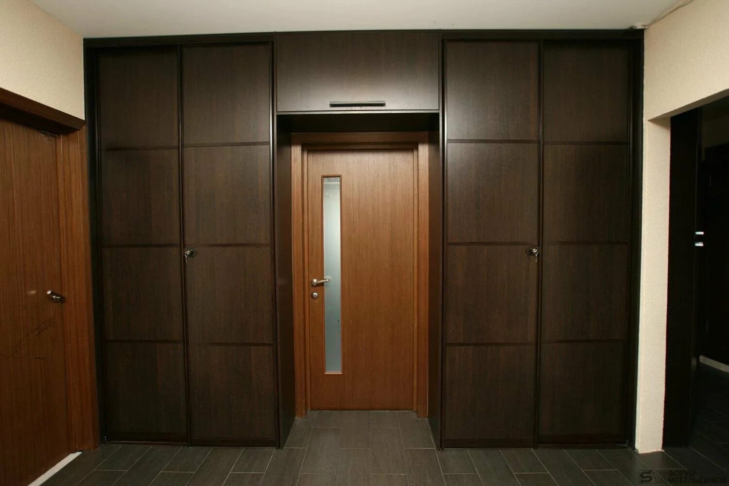 Дверь посередине. Прихожая с антресолями и шкафом. Встроенные шкафы вокруг двери. Встроенный шкаф с входной дверью. Шкаф в прихожую.