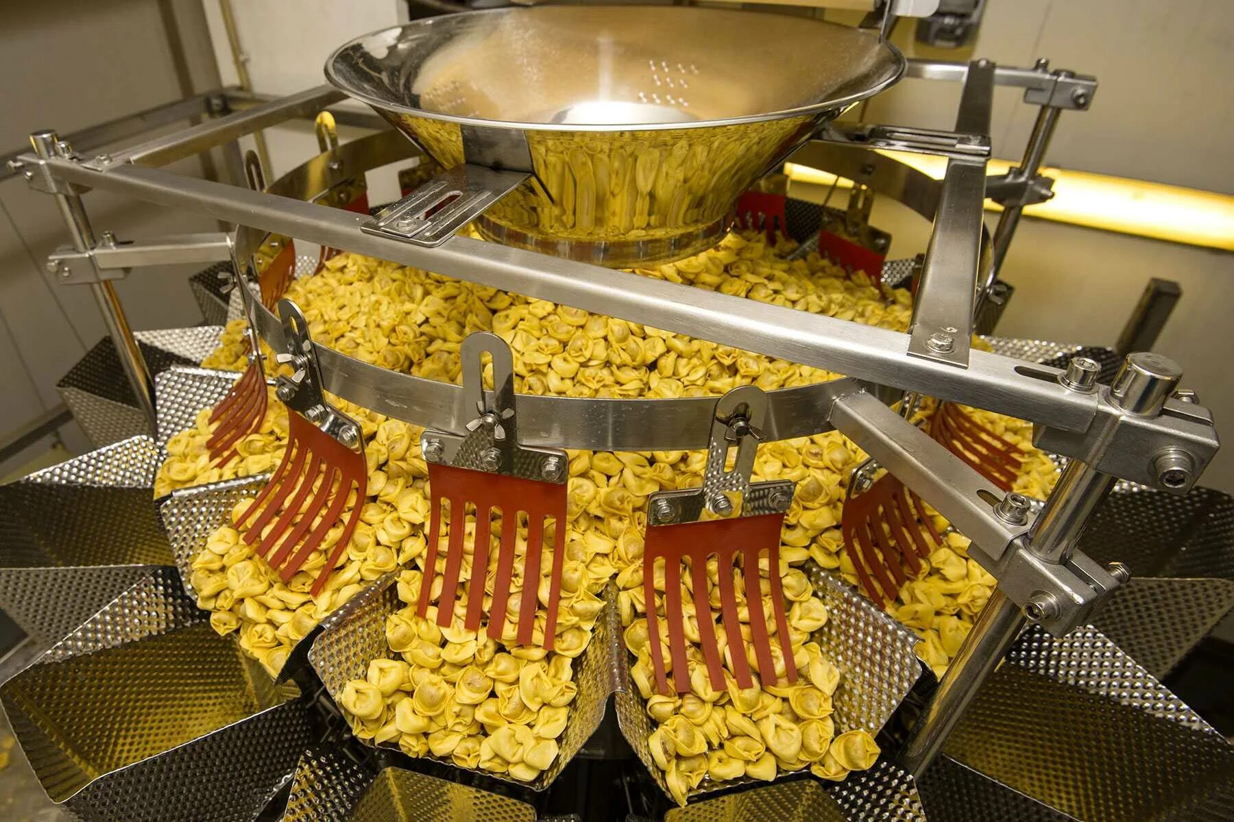 Упаковка макаронных изделий на производстве. Цех макаронных изделий. Макаронный цех оборудование. Упаковка макаронных изделий на производстве. Как делают макароны на фабрике.