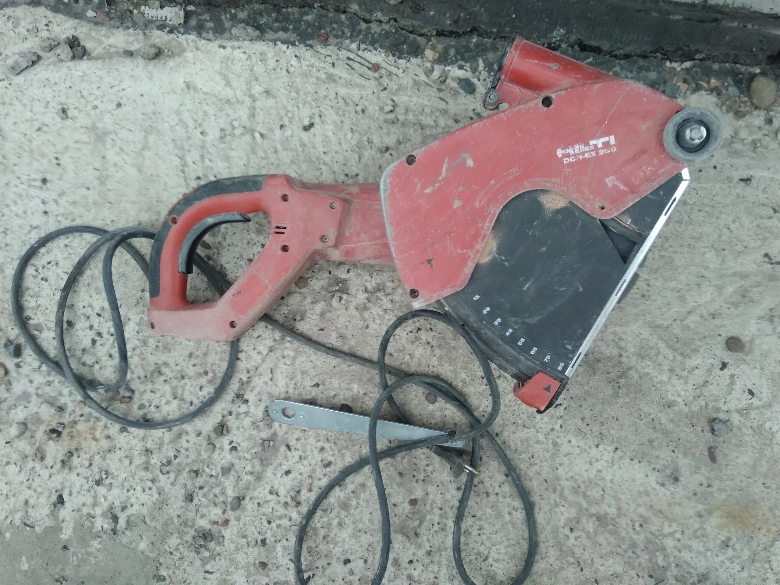 Штроборез 230. Отрезная машина DCH 230. Штроборез Hilti DCH-ex 300. Штроборез хилти 230. Отрезная машина Hilti DCH 300.