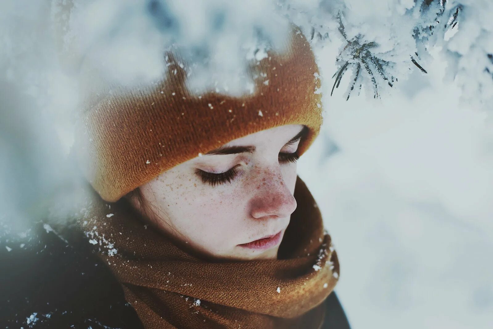 Девушка холод. Человек на холоде. Девушке холодно. Замерзшая девушка. Замерзшая девушка.