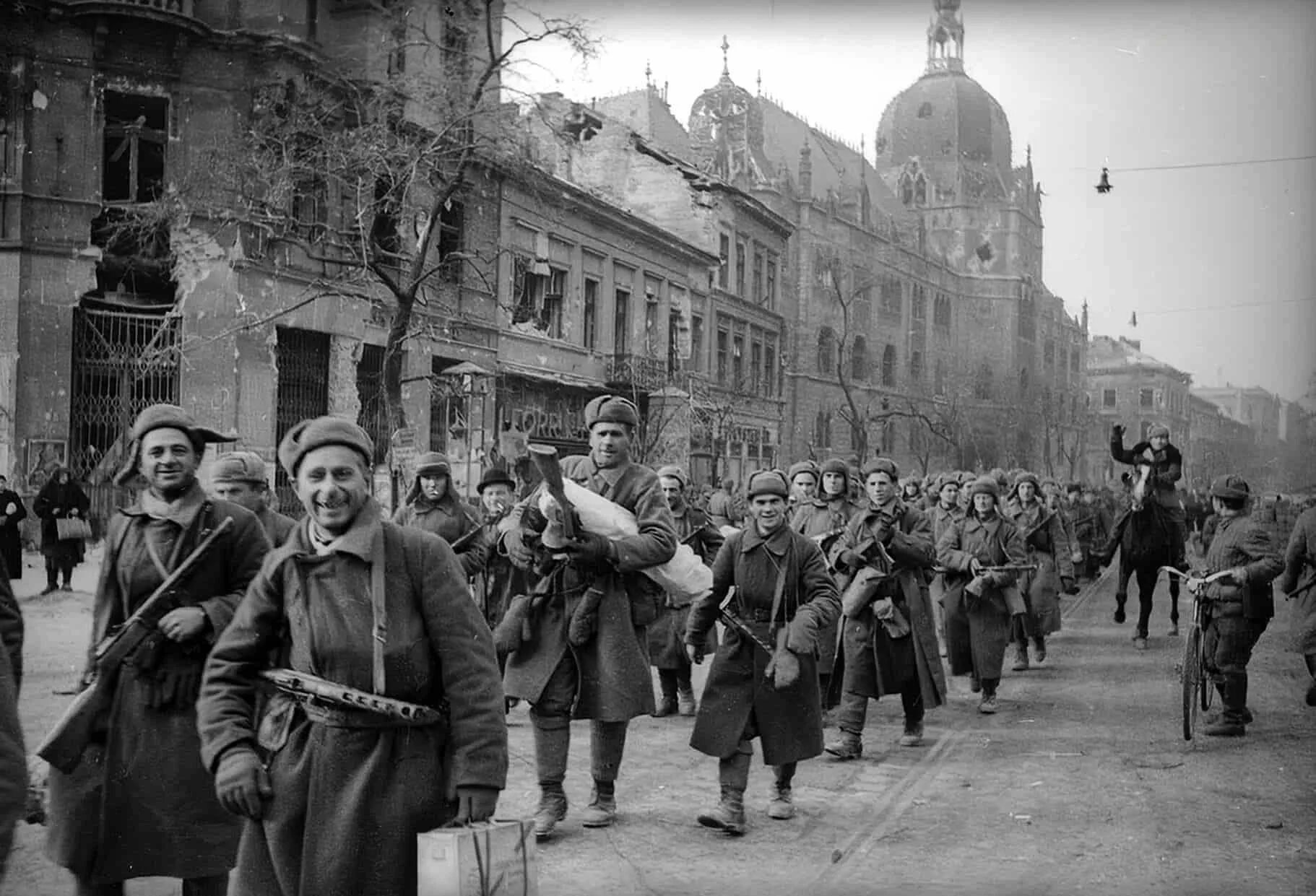 Немцы день победы. Штурм Будапешта 1945. Освобождение Будапешта в 1945 году. Освобождение Венгрии 1944.