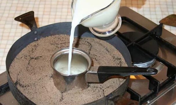 Кофе в турке. Кофейная турка на плите. Кофе в турке с пенкой. Как варить кофе в турке с молоком. Кофе в турке.