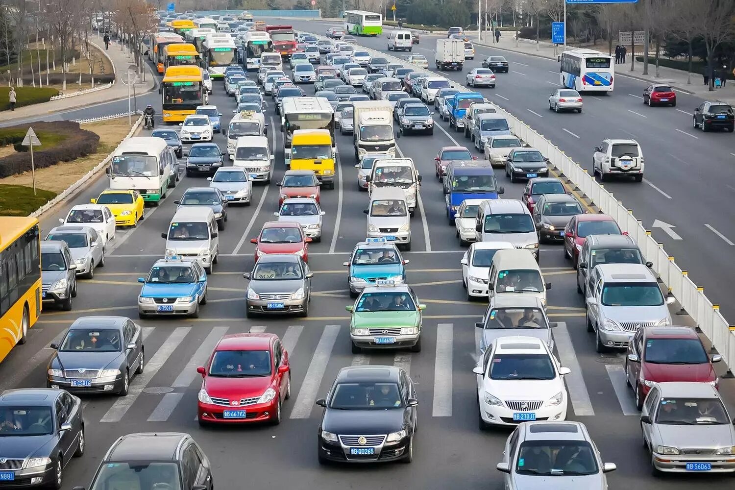 Трафик машин. Машинки Traffic. Надежности китайские автомобилей. Массовые машины в Китае.