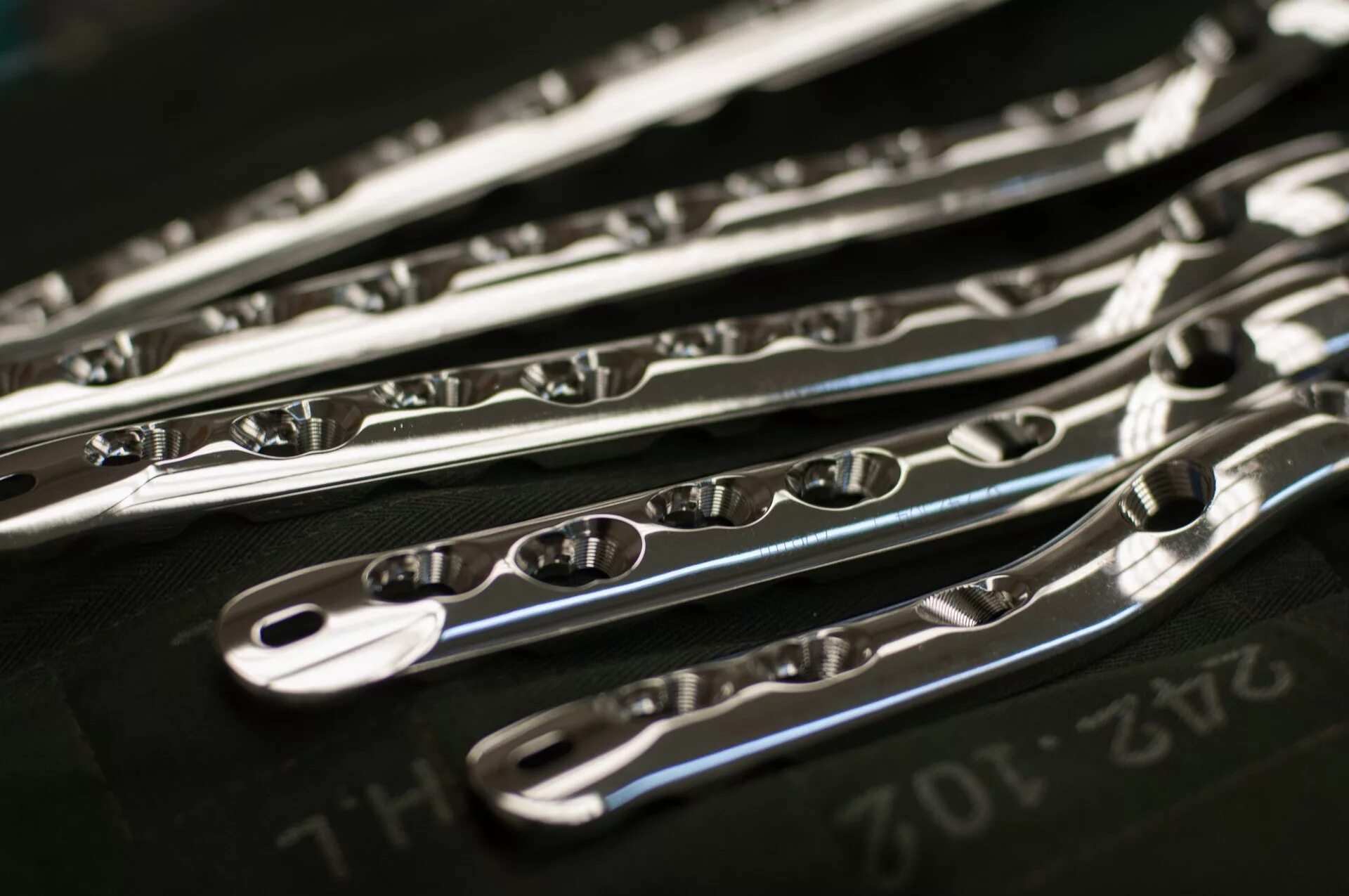 Завод хирургического инструментария. Применение медицинской стали. Сплавы металлов в медицине. Хирургическая сталь инструменты. Мед инструменты.