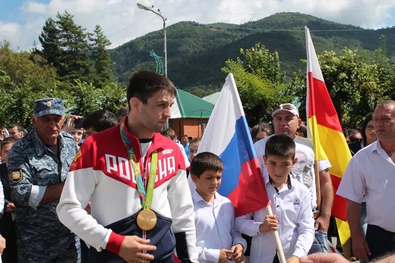 Сослан рамонов вольная борьба. Сослан людвикович рамонов. Мадина таймазова и заурбек сидаков. Сослан рамонов. Заурбек сидаков беслан.