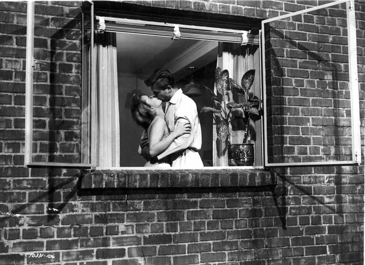 фильм про окно напротив хичкок. поглядел в окно. соседи под моими окнами. окно напротив фильм 2022. париж напротив.