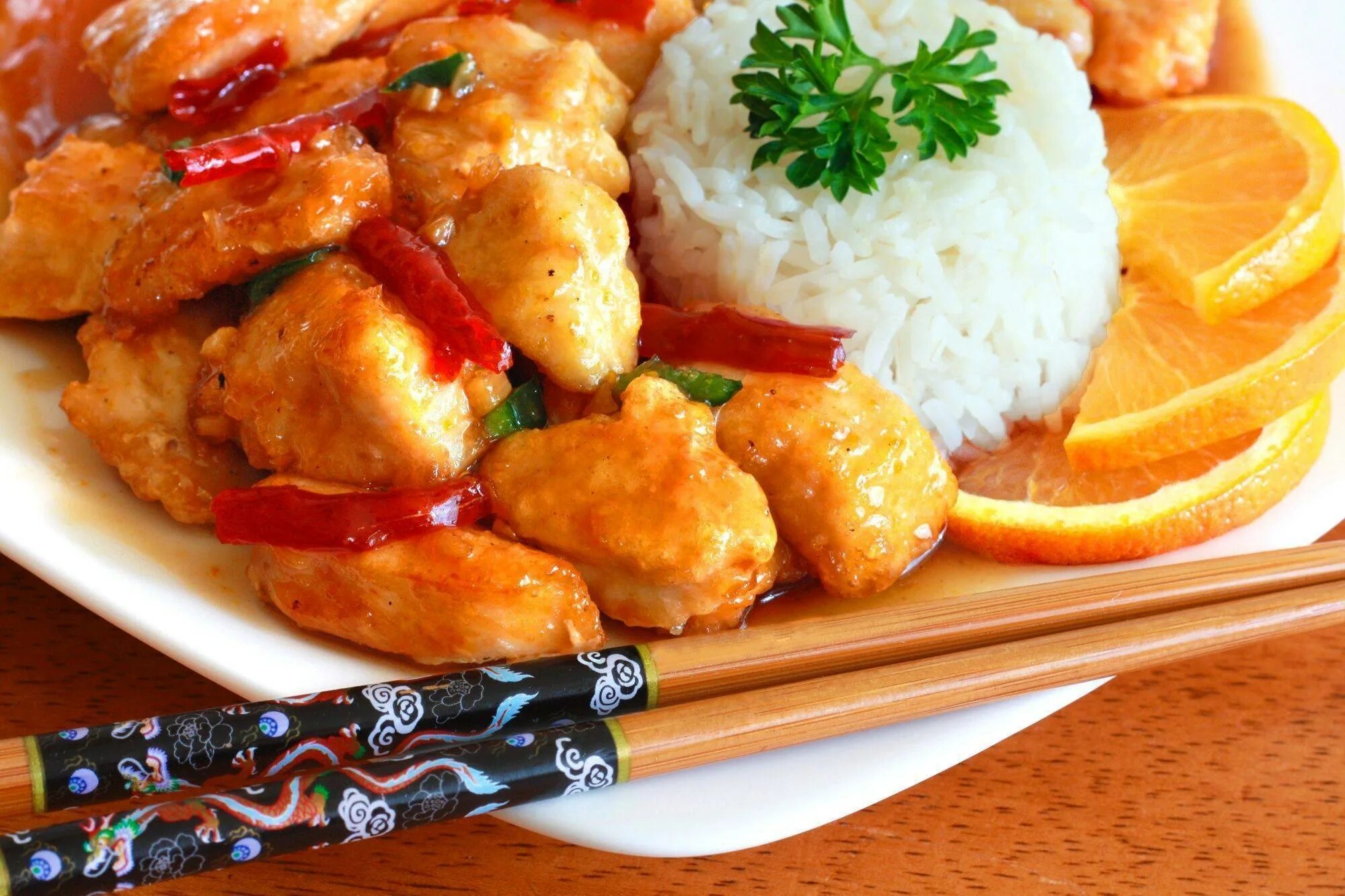 Курица с рисом в сладком соусе. Соус оранж Чикен. Блюда китайской кухни. Гарнир к курице. Курица по-китайски в соевом соусе.