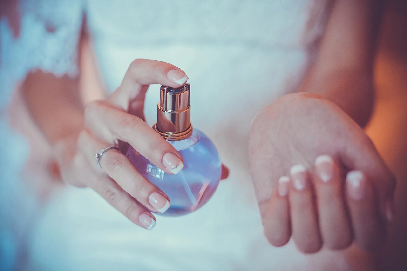 Не держатся духи. Духи в руке. Женские руки и Парфюм. Фотосессия с парфюмом. Девушка с парфюмом.