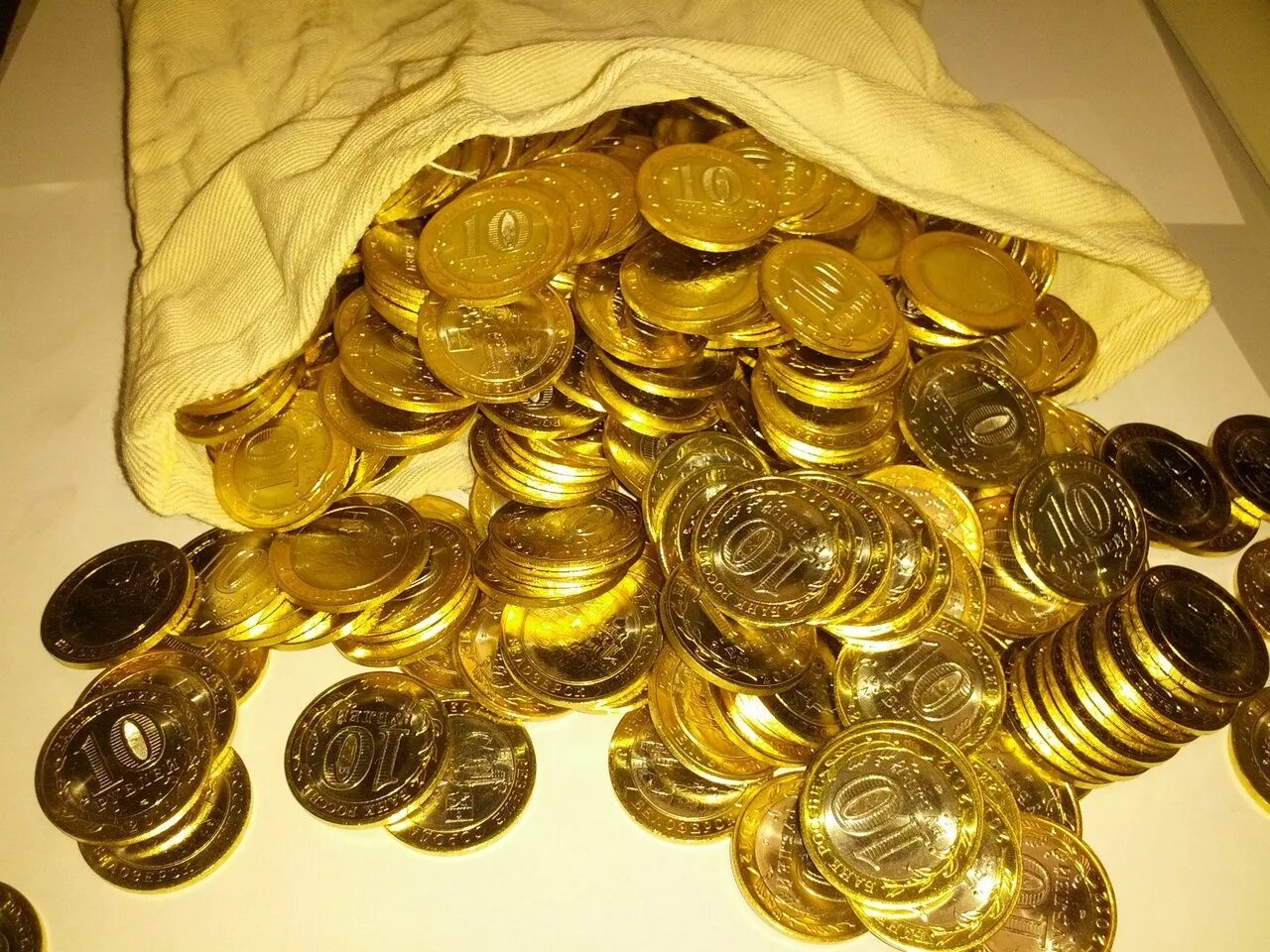 Много советских монет. Много монет. Кучка монет. Мешок с золотыми монетами. Куча монет.