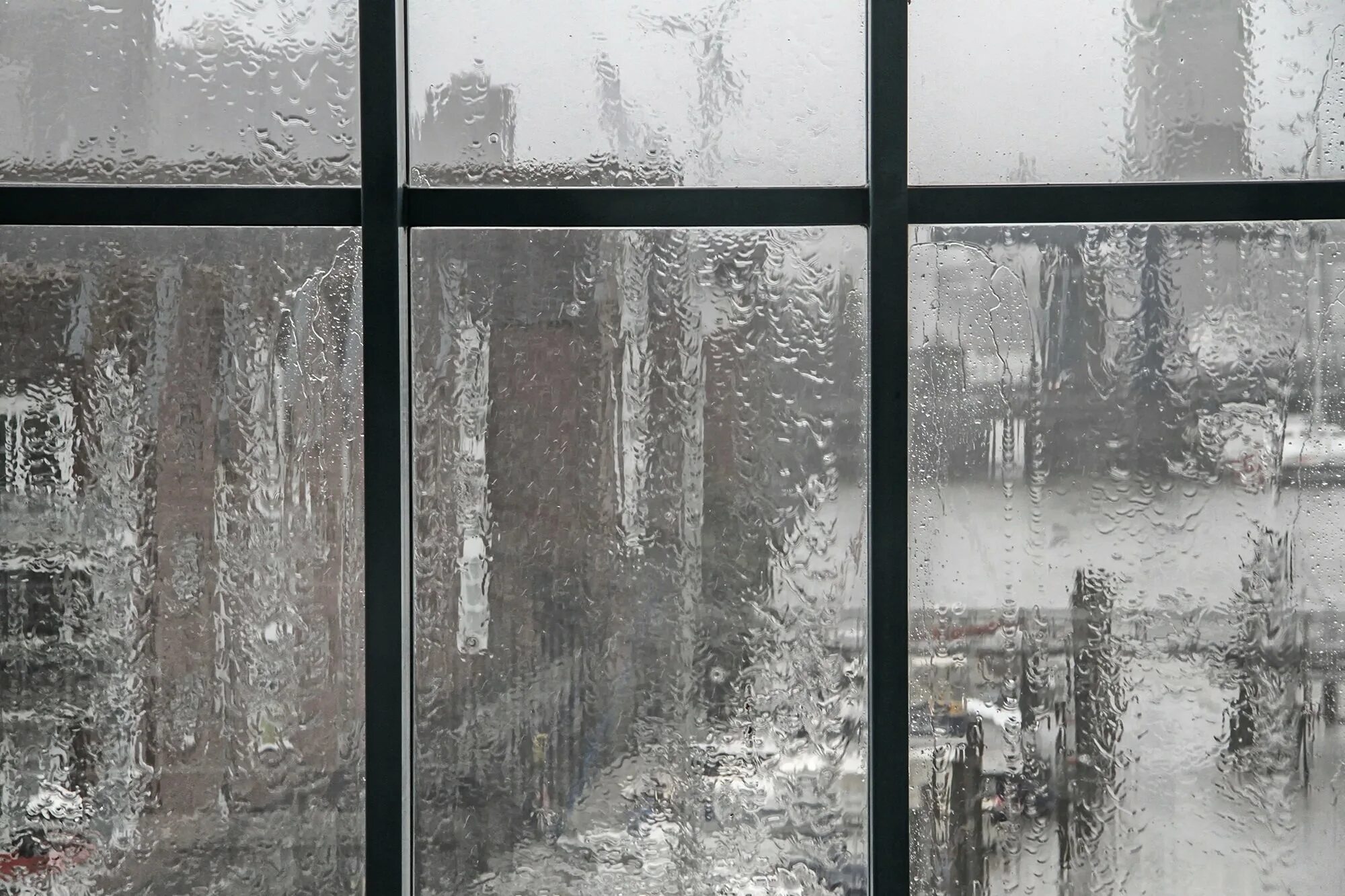 Зимнее окно. Вид из окна дождь. Дождь в окне. Дождь за окном.