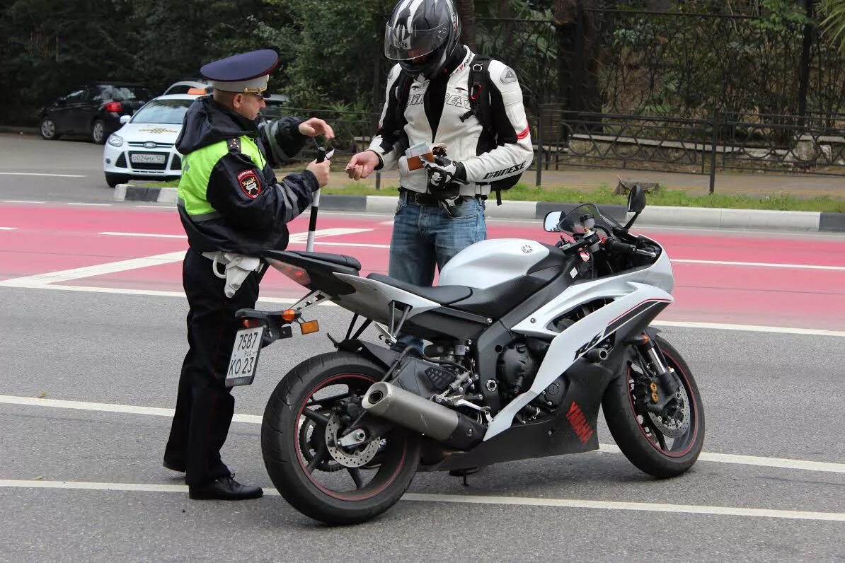 Полицейский мотоцикл. Мотоциклист. Дорожный мотоцикл. Мотоциклист на мотоцикле.