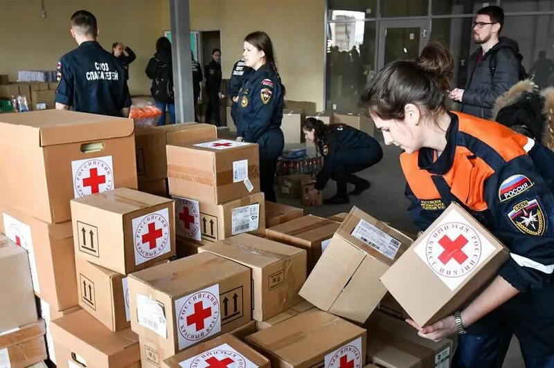 Организовали гуманитарную помощь. Гуманитарная помощь. Сбор гуманитарной помощи. Гуманитарная помощь беженцам. Гуманитарный груз в Донбасс.