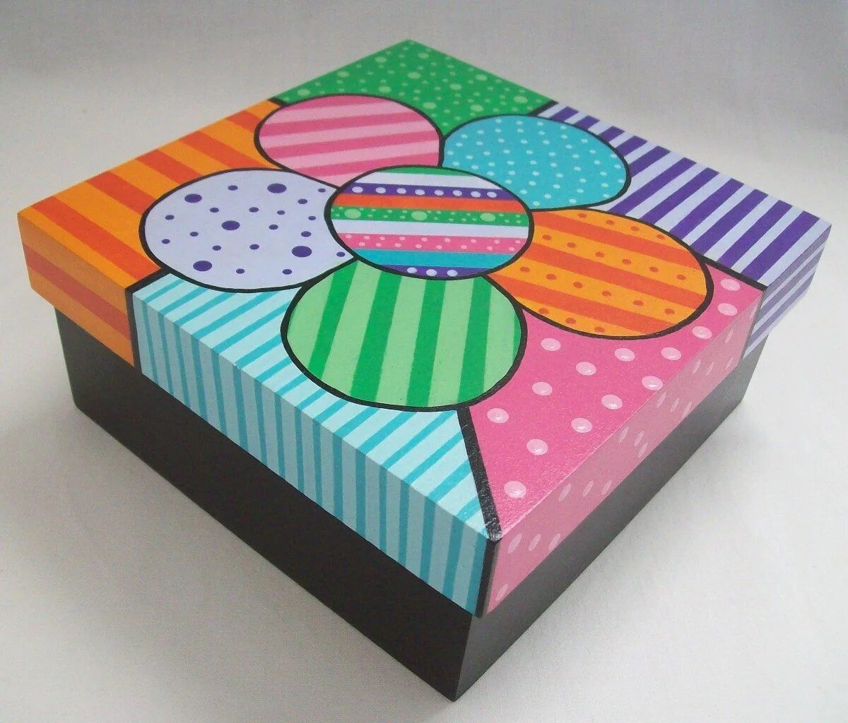 Украшение коробки для подарка. Декупаж коробок из под обуви. Разрисованные картонные коробки. Декор коробки своими руками. Украсить коробку своими руками.