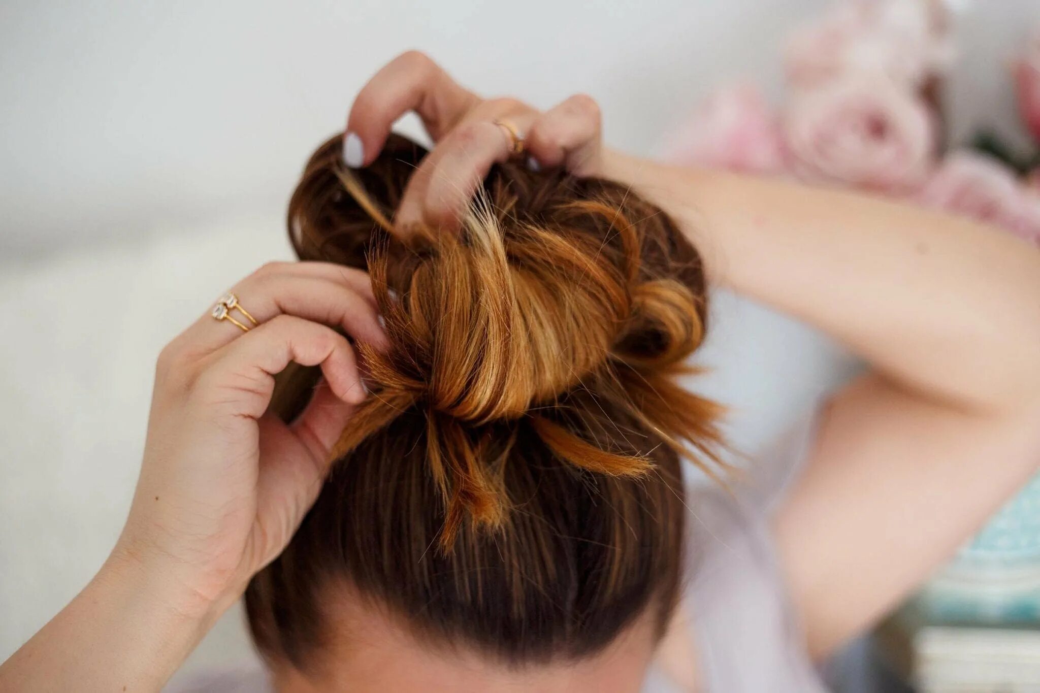 Пучок на затылке. Пучок на макушке. Пучок на голове. Балетная кичка прическа. Пучок элисон рэй.