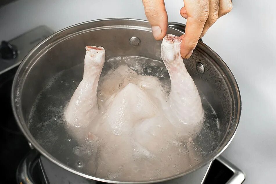 Варить курицу целиком в кастрюле. Курица варится. курица в кастрюле. курица для варки. курица в воде в кастрюле.