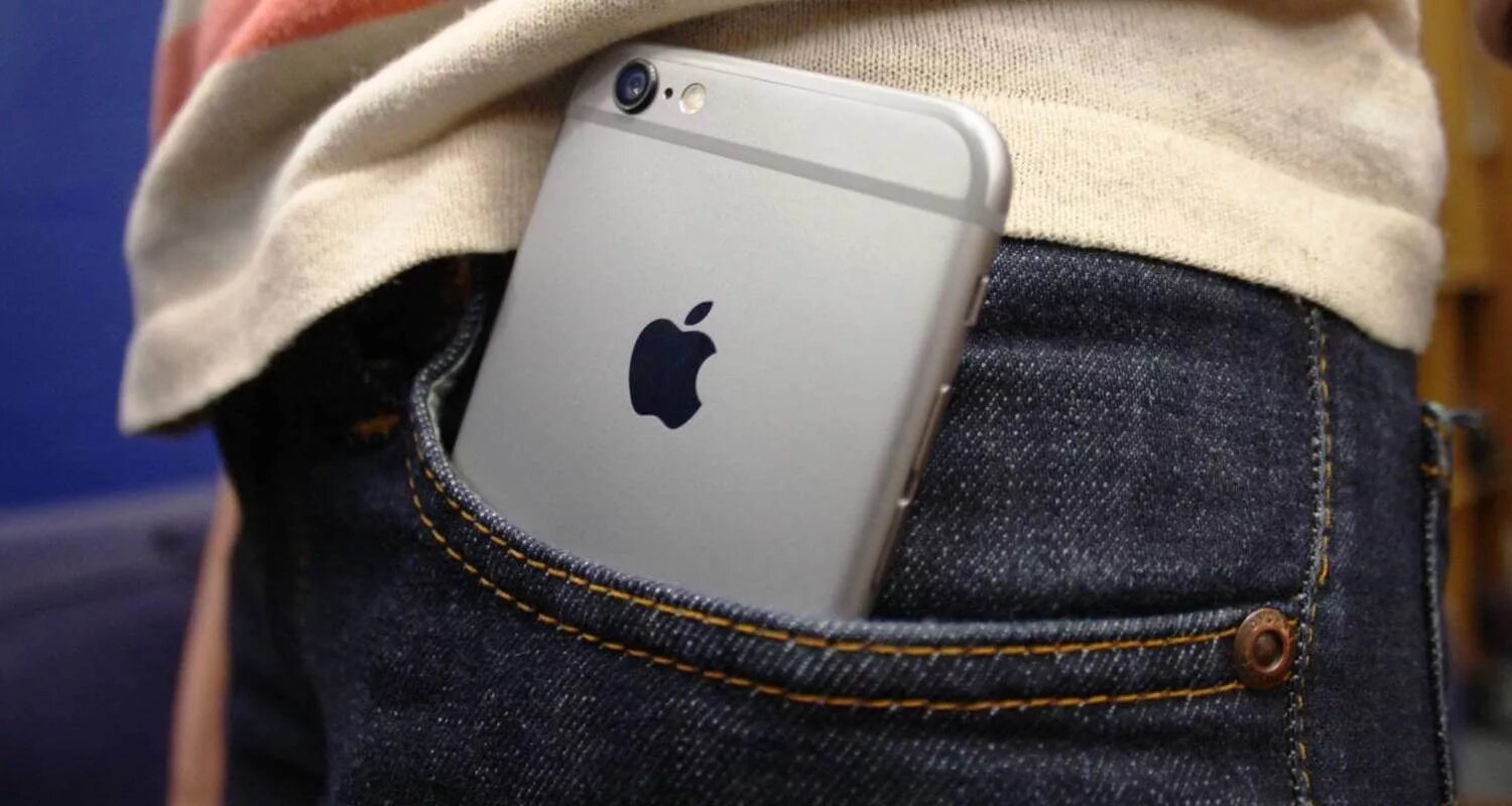 Включи в кармане смартфон. Iphone в кармане. телефон в кармане. карман. кража айфона.