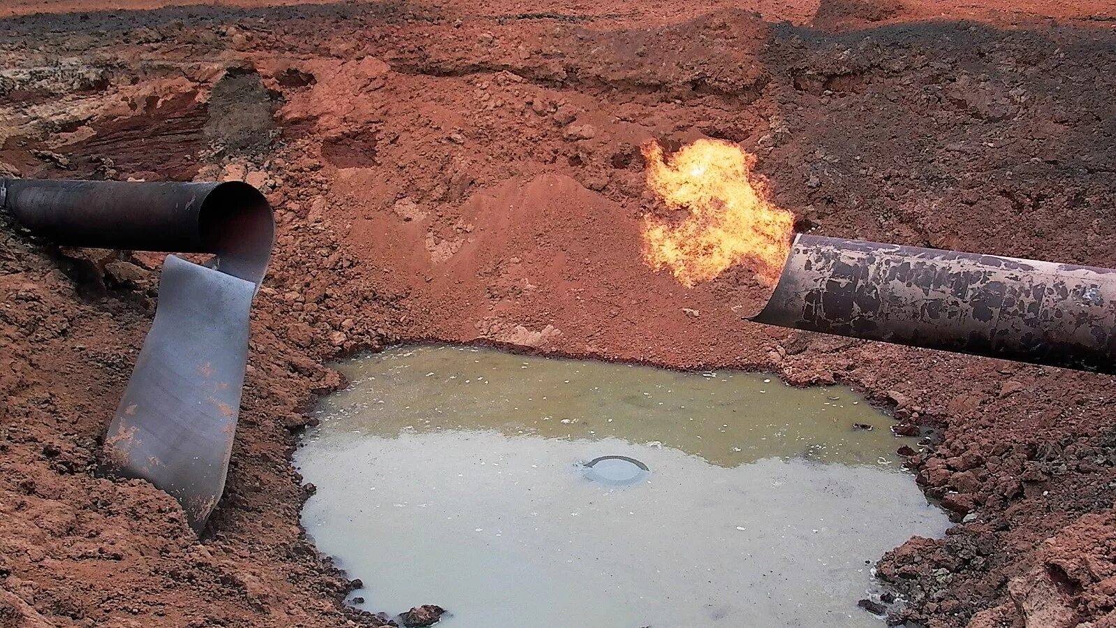 утечка газопровода. повреждение трубопровода. пожар на магистральном газопроводе. порыв водопровода. утечка газопровода.