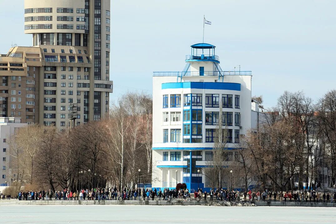 В каком городе находится уралмаш. Стадион Динамо Екатеринбург. Уралмаш Екатеринбург. Город Екатеринбург Уралмаш. Памятники в центре Екатеринбурга на Динамо.