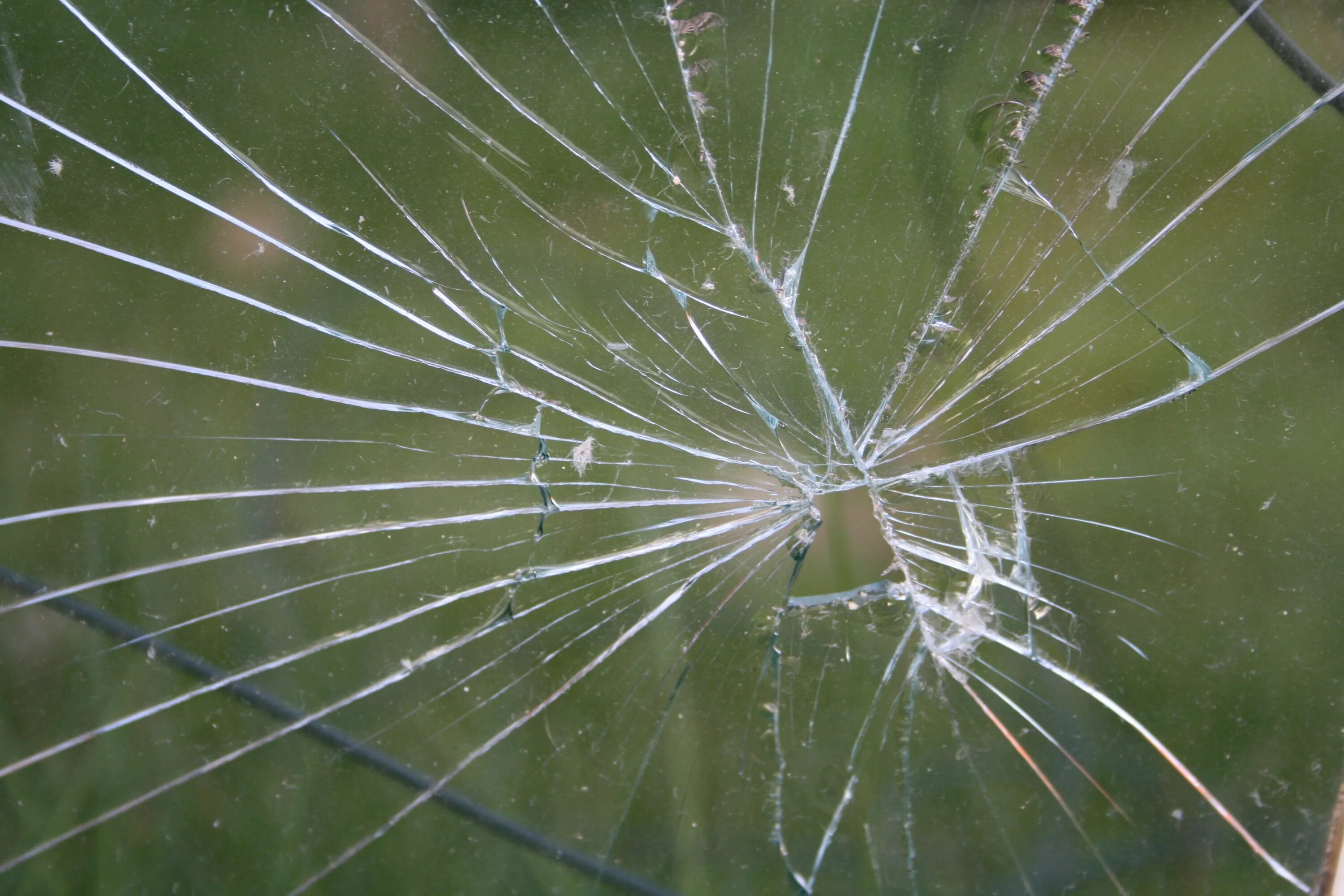 Стеклянные трещины. Разбитое стекло. Трещина на стекле. Треснувшее стекло. Разбитый монитор.