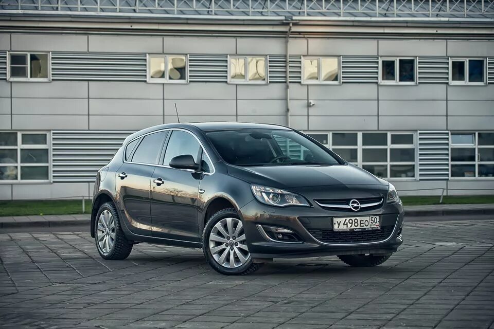 Автомобили опель с пробегом. Opel Astra j 5d. Opel Astra 2013.