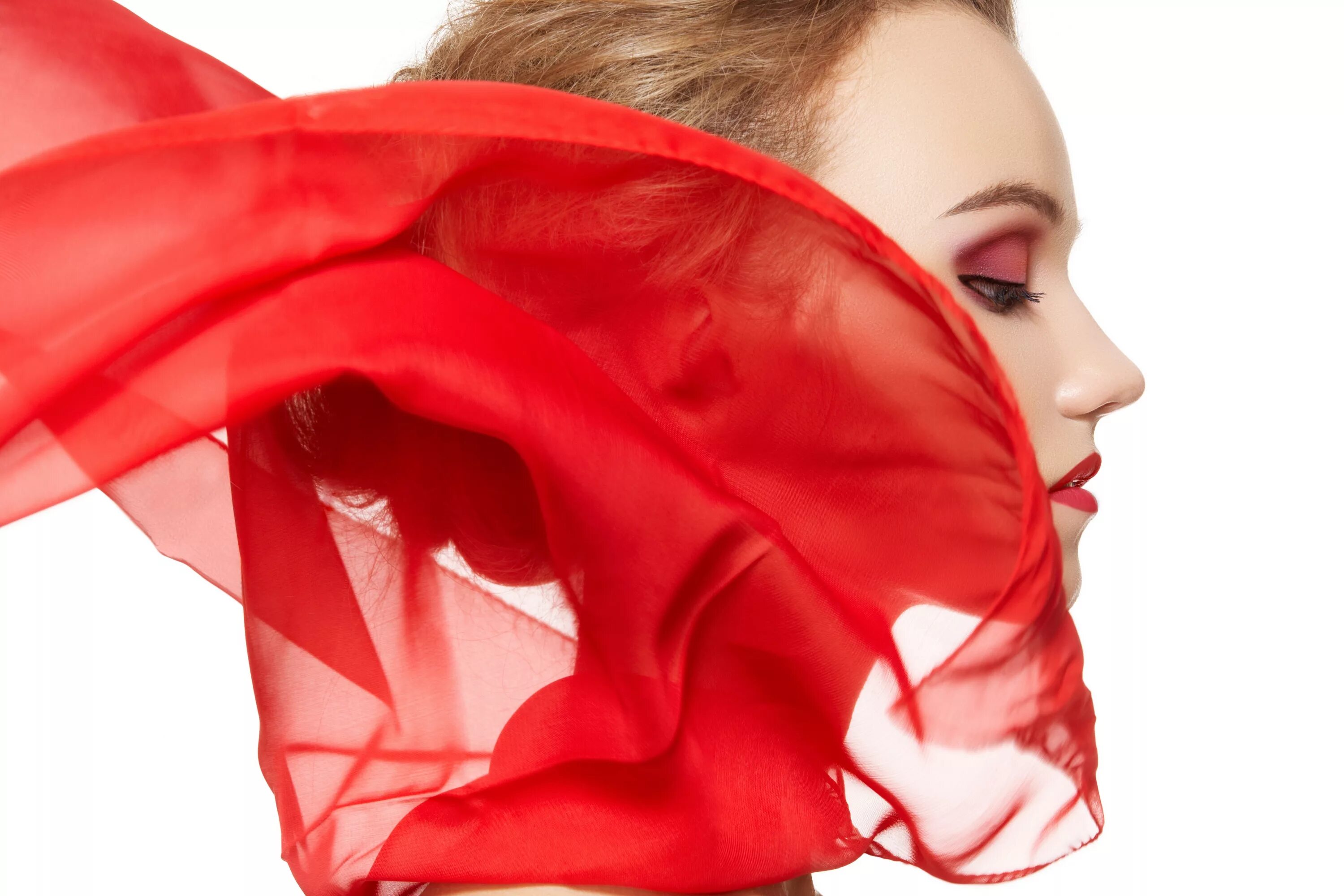 Девушка в Красном платке. Красная вуаль. Шарф развивается на ветру. Девушка в Красном шарфе.