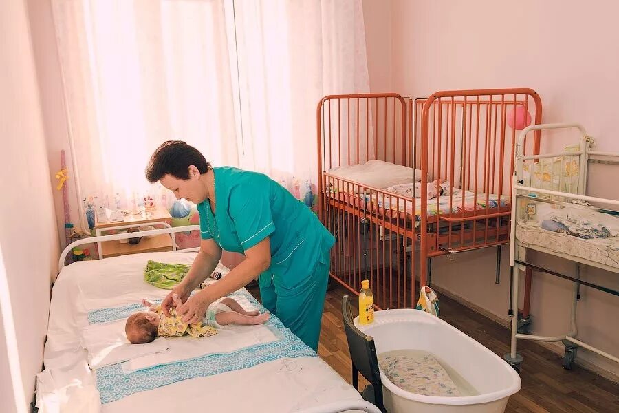 Городская детская больница казань 18. Отказники в 1 роддоме казань. Малыш-сирота в больнице. Больница святого владимира москва палаты. Дети отказники.