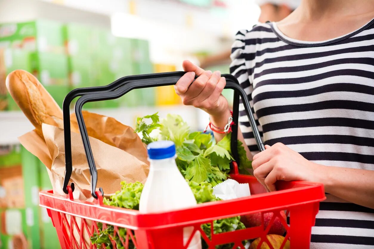 Розничные товары. Товары иллюстрация. Продуктовый магазин. Тележка с продуктами в магазине. Люди с тележками в супермаркете.